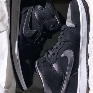 Men’s size 11.5 air Jordan 1 mid se